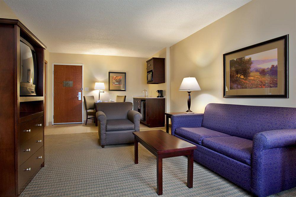 Holiday Inn Express & Suites Wheat Ridge-Denver West By Ihg Room photo