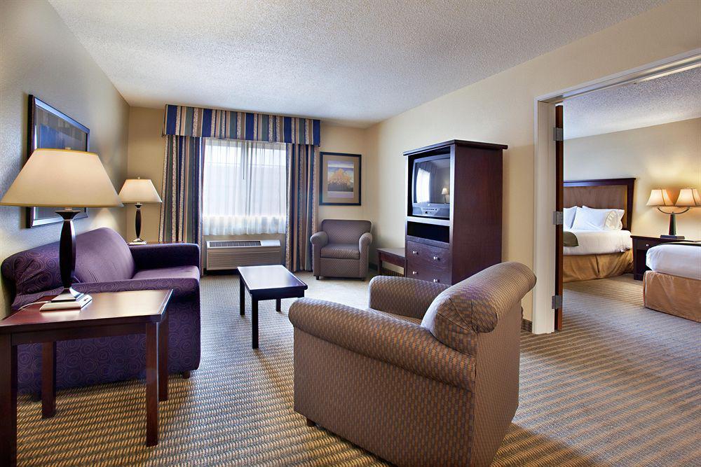 Holiday Inn Express & Suites Wheat Ridge-Denver West By Ihg Room photo